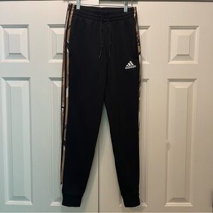 Men’s Adidas Essentials Black w/Camo 3-Stripes Joggers – Size Small
